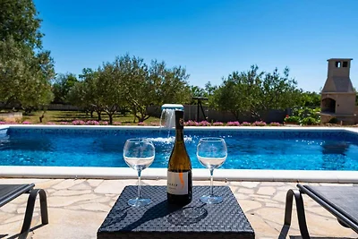 Villa mit Pool im ruhigen Tinj