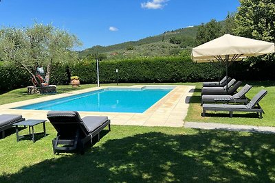 Villa seducente sulle colline toscane con...