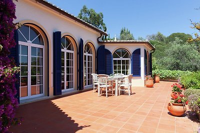 Helle Villa mit Terrasse und Garten in Monchi...