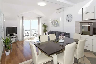 Apartments Isabora - Comfort Three-Bedroom Ap...