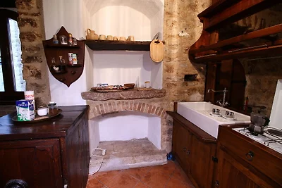 Castello in stile medievale con piscina in...