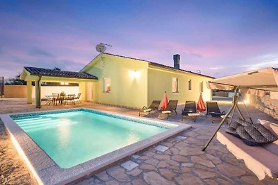 Ferienhaus in Bale mit Schwimmbecken
