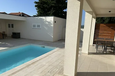 Dom wakacyjny w Murterze z basenem