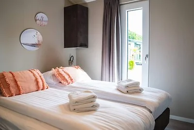 Chalet am Parkteich in den Niederlanden