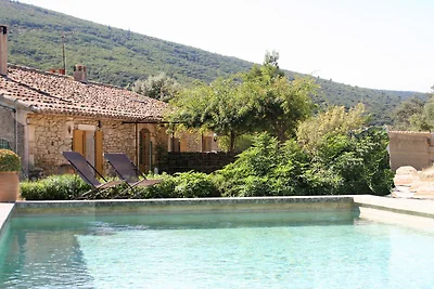 Stilvolles Haus mit beheiztem Pool in Lacoste