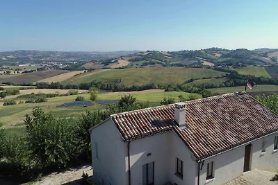 Caratteristico casale a Barchi (Marche)