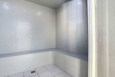 Moderne Wohnung mit Geschirrspüler im authent...