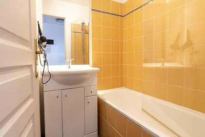 Helle Hanglage mit Pool und Rasen