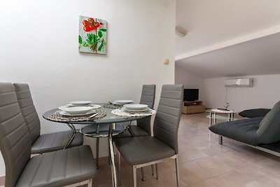 Moderne Ferienwohnung mit Terrasse in Sveti...