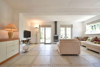 Attraktives Ferienhaus in Oude mit Garten