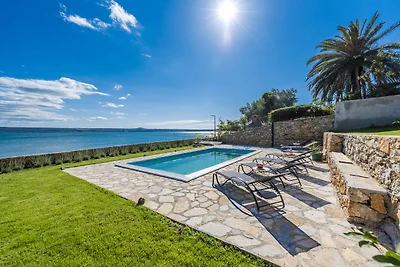 Moderne Villa in Maslenica mit Swimmingpool