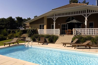 Luxuriöse Villa mit Kamin, 2 km vom Meer...