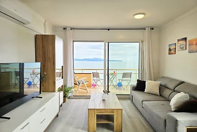 Frontline apartment with sea views