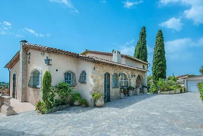 Villa bij Cannes met zwembad en uitzicht