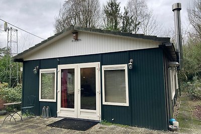 Chalet mit großem Garten und Teich in einem...