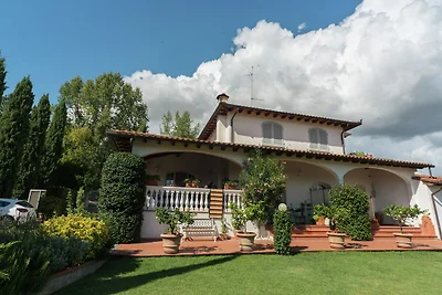 Wohnung in einer Villa mit Pool in der Mitte ...