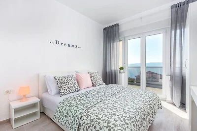 Villa in Dramalj mit Meeresstrand