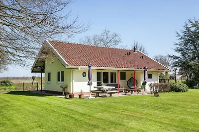 Haus mit großem Garten, Spielplatz und...
