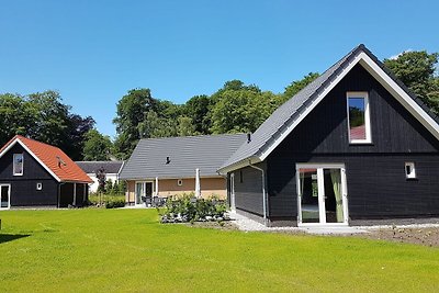 Gemütliches Haus mit Geschirrspüler inmitten ...