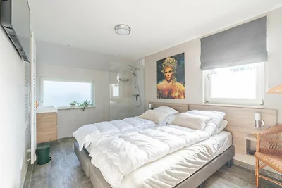 Charmante Villa am Wasser mit Sonnendusche