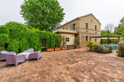 Attraente Villa con Piscina