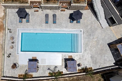 Villa Kournas para 12 huéspedes con piscina.