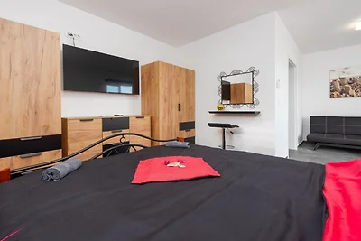 De Luxe Three Bedroom Apartment with Hot-Tub