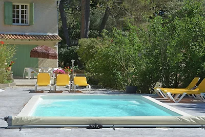 Üppige Villa in Beaucaire mit Swimmingpool