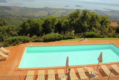 Schöne Villa in Tuoro sul Trasimeno mit Pool