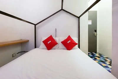 Letto rilassante in dormitorio misto al...