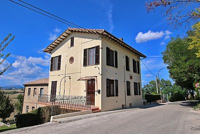 Ruhiges Ferienhaus in Piticchio mit Garten