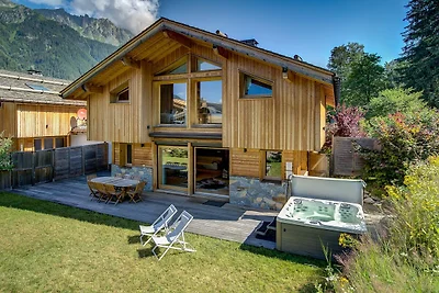 Chalet with Hot Tub & Sauna near Chamonix...