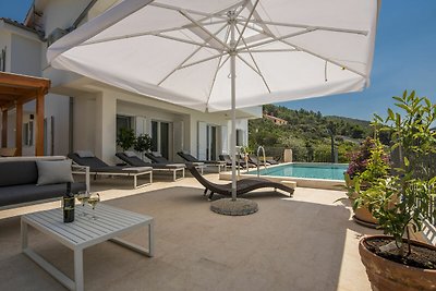 Moderne Villa in Cres mit Pool