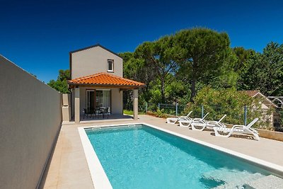 Modernes Haus mit Swimmingpool in Strandnähe