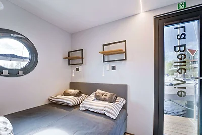 Casa galleggiante nel porto turistico