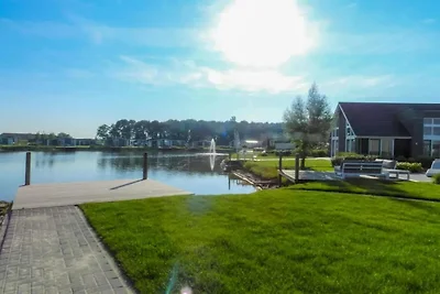 Chalet moderno sull'acqua in un parco vacanze