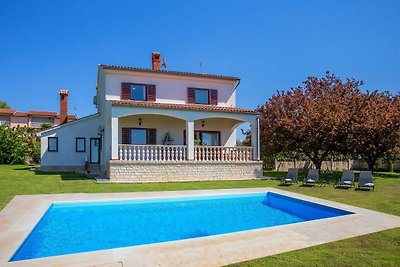Lovely villa with a large garden, a private p...