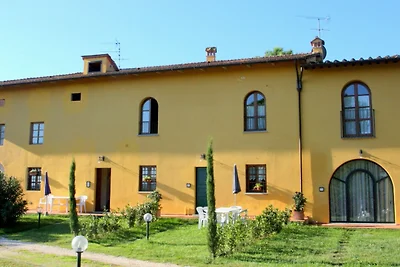 Spazioso Agriturismo con Piscina a Vinci in...