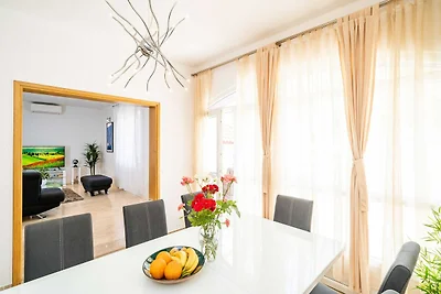 Holiday Home King - Four Bedroom House with...