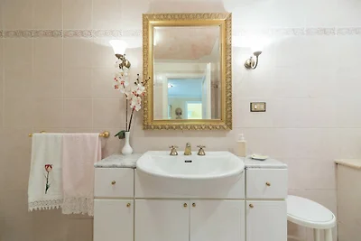 Wohnung in einer Villa mit Pool in der Mitte ...