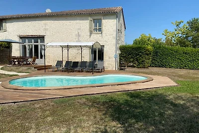 Villa mit Terrasse im ländlichen Chalais
