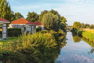 Villa in den Niederlanden mit eigenem Steg