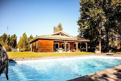 Villa in Hourtin met bos en zwembad