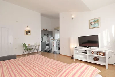 Modernes Apartment mit privatem Pool in...
