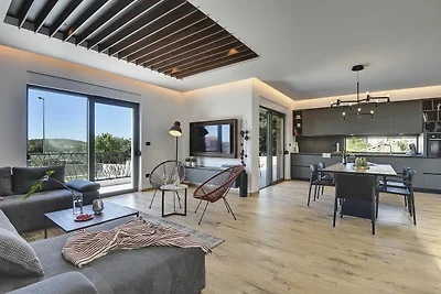 Moderne Villa mit privatem Pool und Terrasse