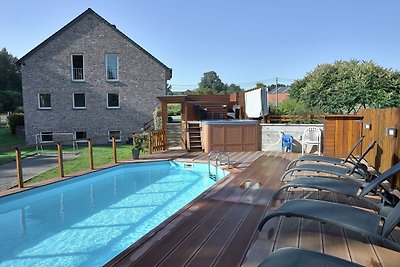Luxuriöse Villa in Stoumont mit Swimmingpool