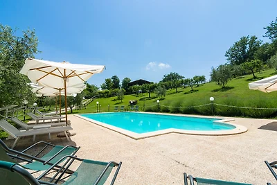 Agriturismo in zona collinare con piscina