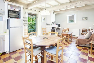 Spazioso Cottage a Oppede con Piscina
