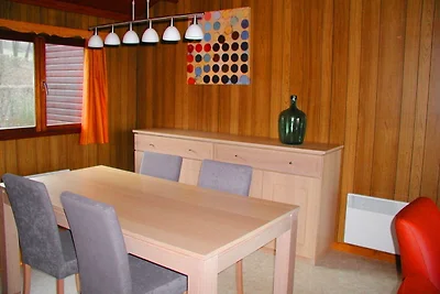 Gemütliches Ferienhaus mit Ofen in grüner...