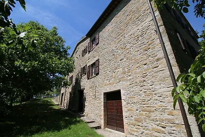 Agriturismo con vista e giardino privato
